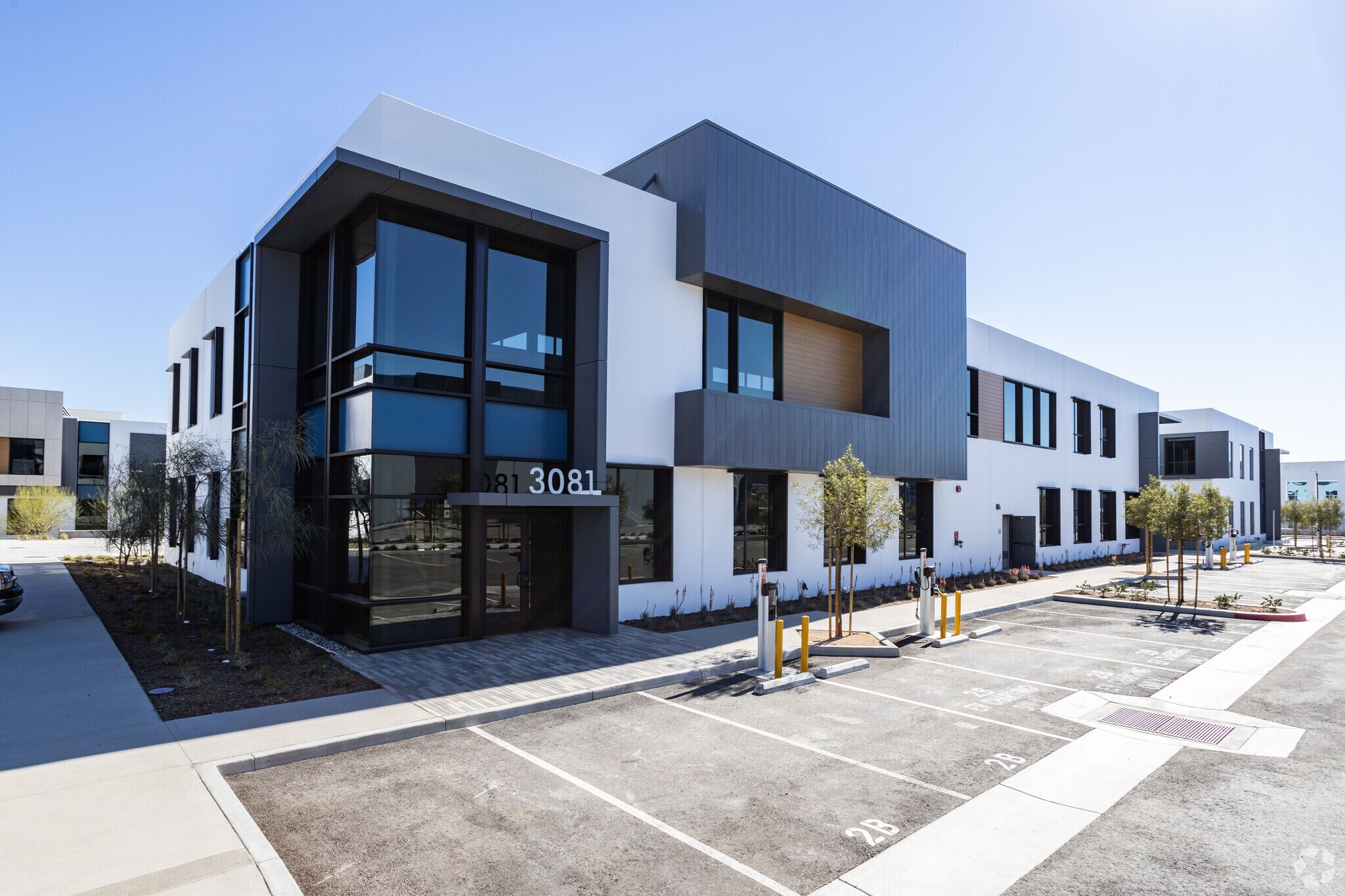 3031-3035 N Hollywood Way, Burbank, CA à vendre Photo de l’immeuble– Image 1 sur 5