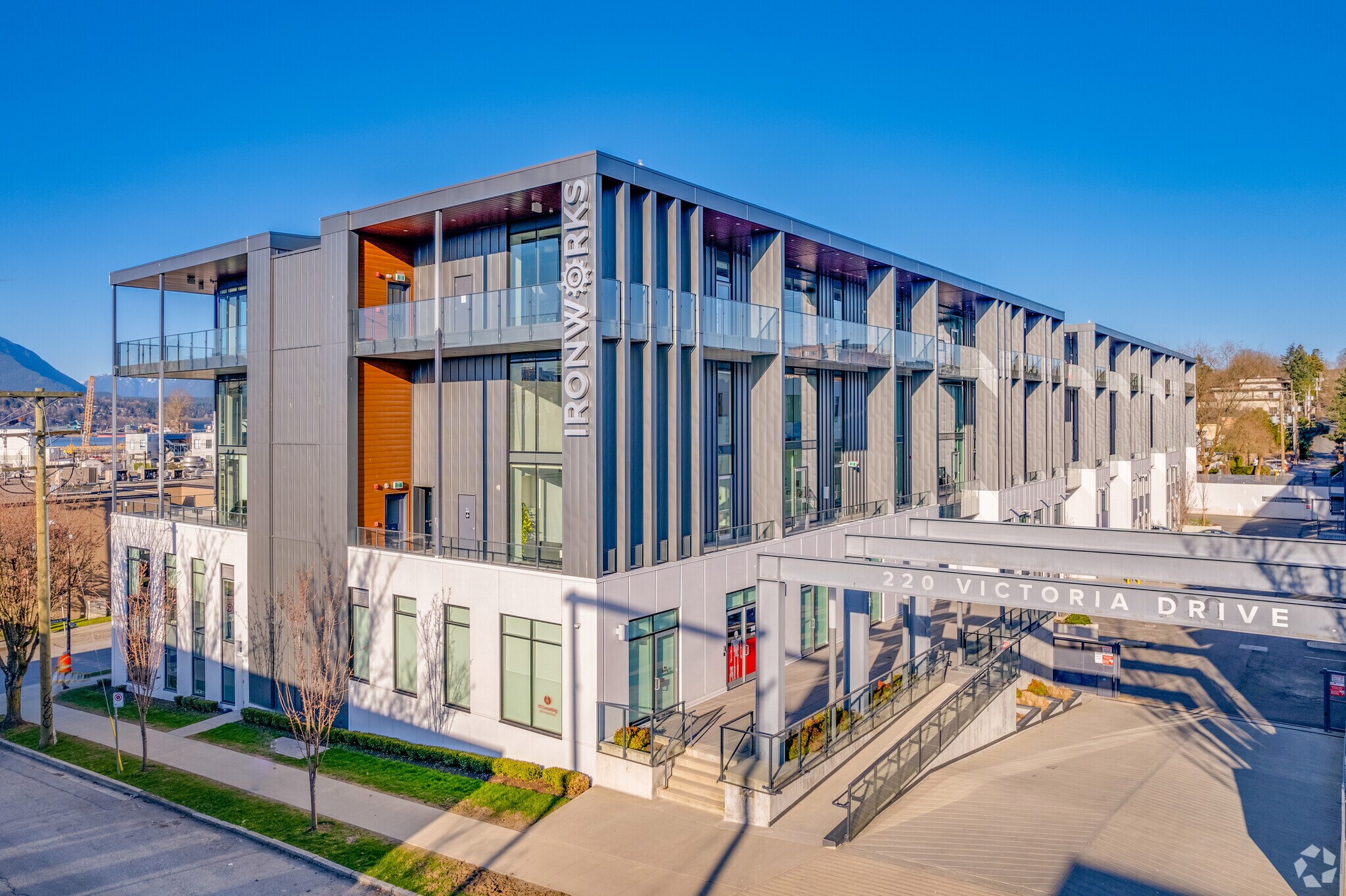 220 Victoria Dr, Vancouver, BC à vendre Photo principale– Image 1 sur 6