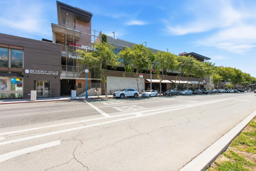 8550-8594 Santa Monica Blvd, West Hollywood, CA à louer - Photo de l’immeuble – Image 2 sur 9