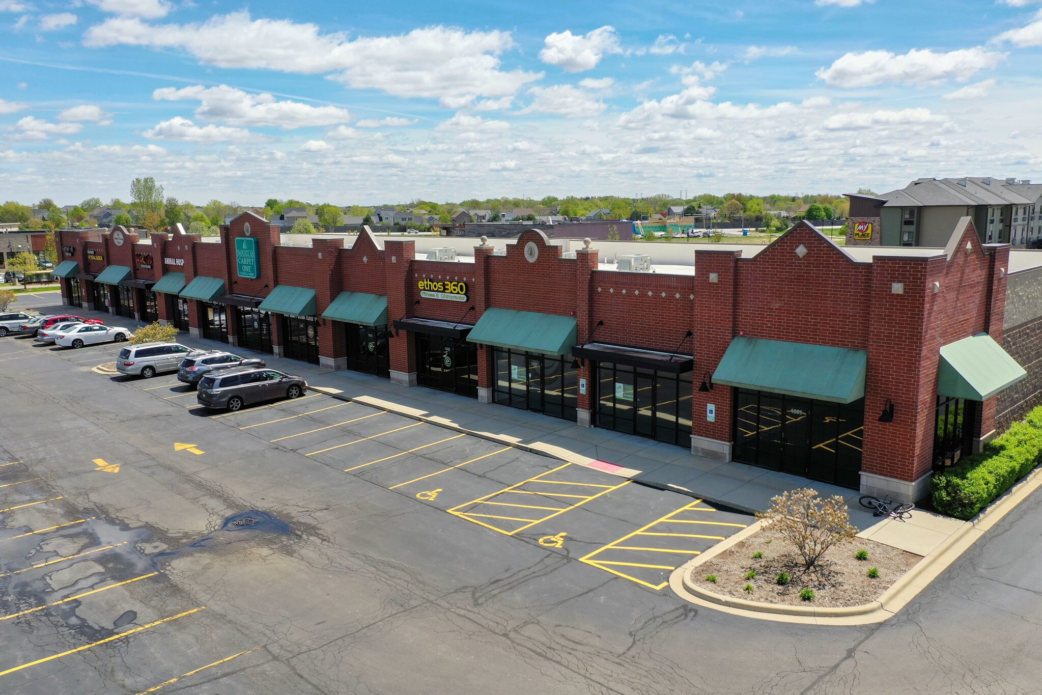 1037-1061 W Orchard Rd, North Aurora, IL à louer Photo principale– Image 1 sur 12