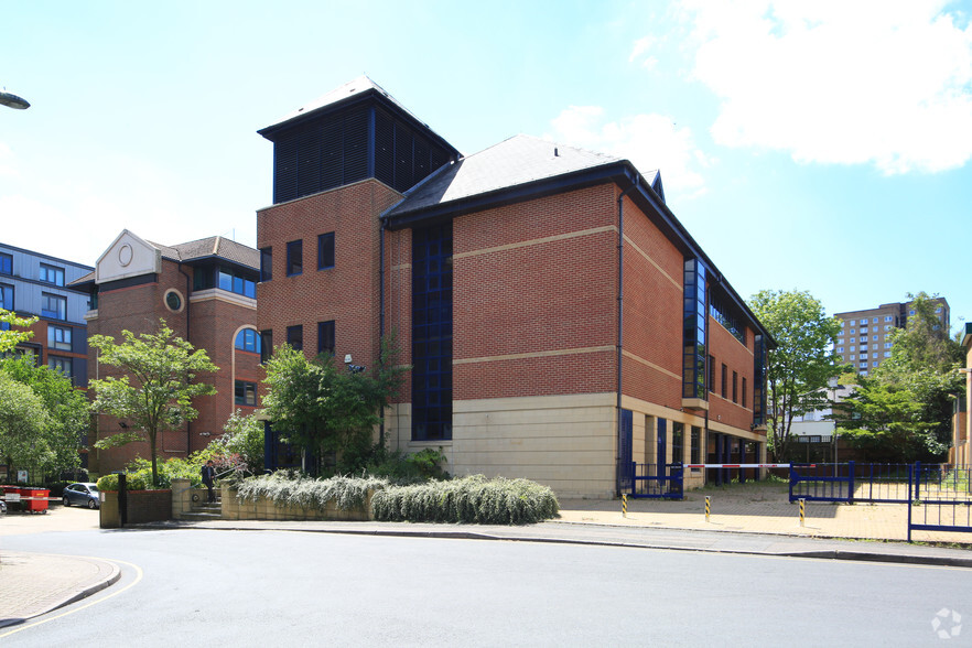 Clarendon Rd, Redhill à louer - Photo de l’immeuble – Image 2 sur 7
