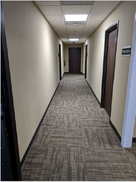 28116 Orchard Lake Rd, Farmington Hills, MI à louer - Photo intérieure – Image 3 sur 8