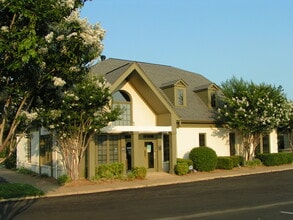 242 Poplar View Pky, Collierville, TN à louer Photo de l’immeuble– Image 1 sur 3