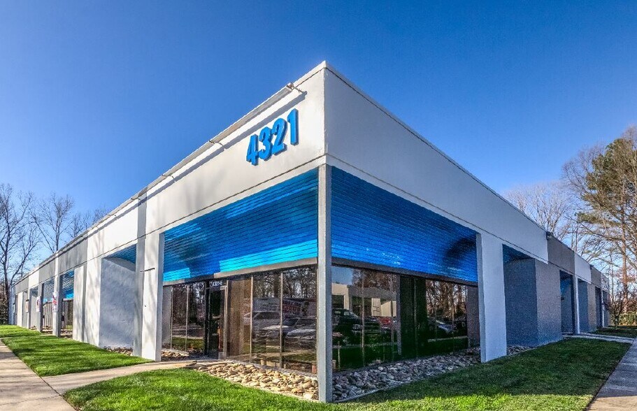 4321 Stuart Andrew Blvd, Charlotte, NC à louer - Photo principale – Image 1 sur 2