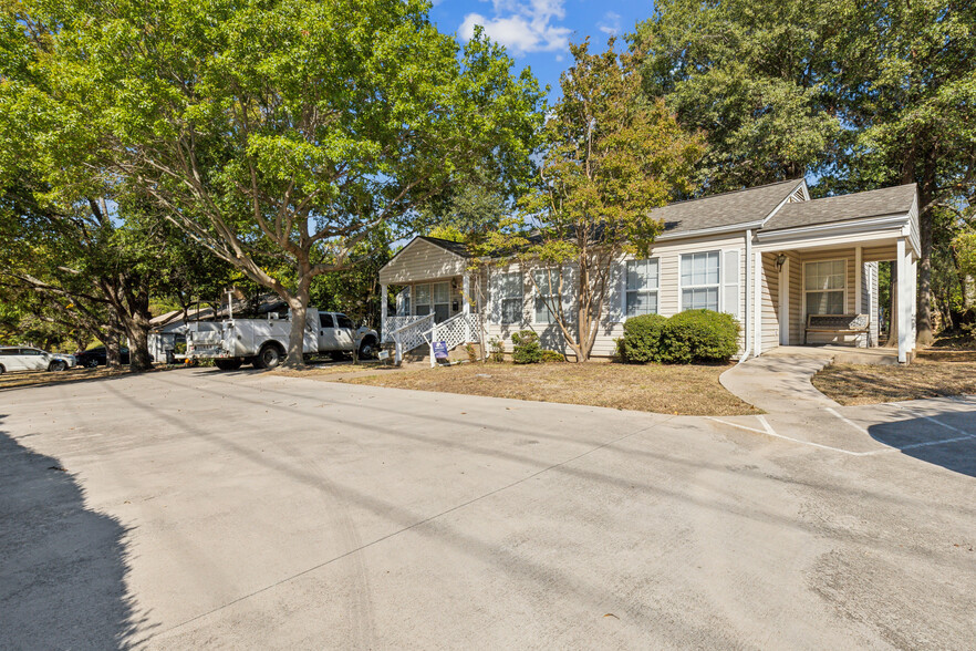 1313 W Abram St, Arlington, TX à louer - Photo de l’immeuble – Image 1 sur 19