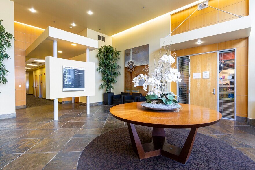 9045 Bruceville Rd, Elk Grove, CA à louer - Hall d’entrée – Image 3 sur 10