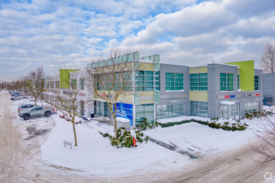 5589 Byrne Rd, Burnaby, BC à louer - Photo de l’immeuble – Image 2 sur 5
