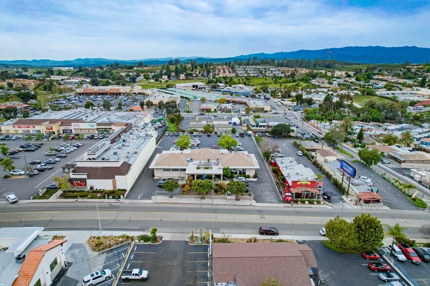 1035 S Main Ave, Fallbrook, CA à vendre - Photo de l’immeuble – Image 3 sur 9