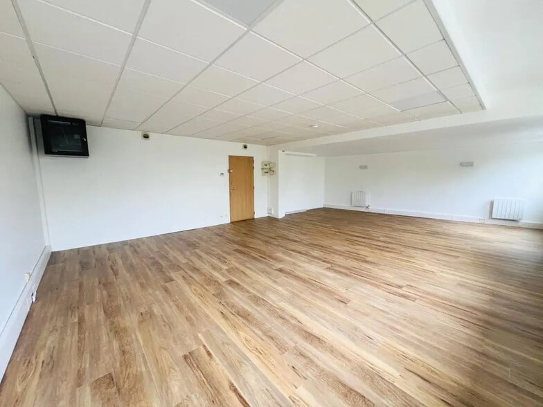 Bureau dans Voisins-le-Bretonneux à louer - Photo de l’immeuble – Image 3 sur 12