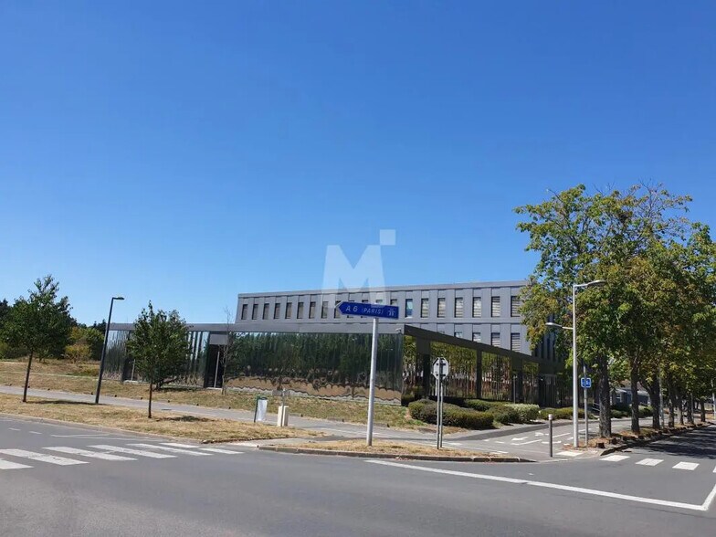 Bureau dans Évry-Courcouronnes à louer - Photo de l’immeuble – Image 3 sur 7