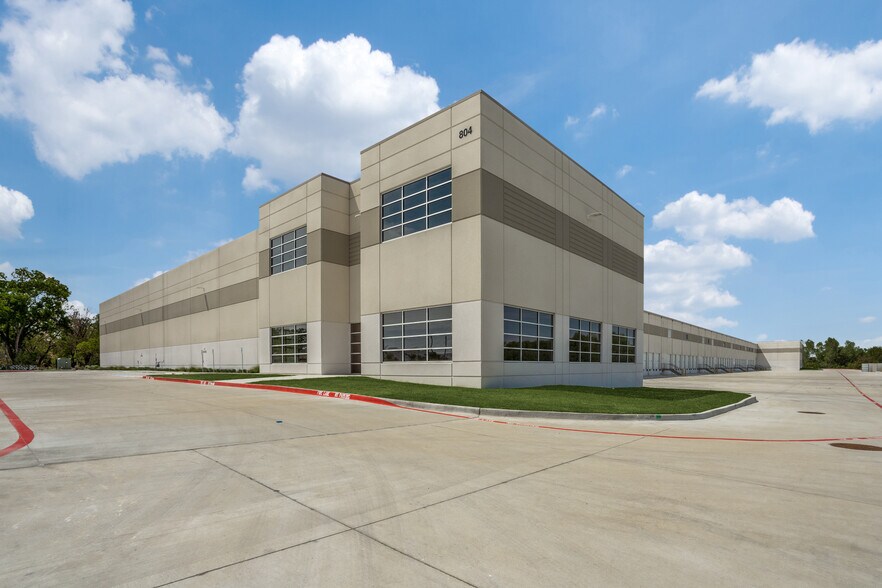 804 W Shady Grove Rd, Grand Prairie, TX à louer - Photo de l’immeuble – Image 1 sur 3