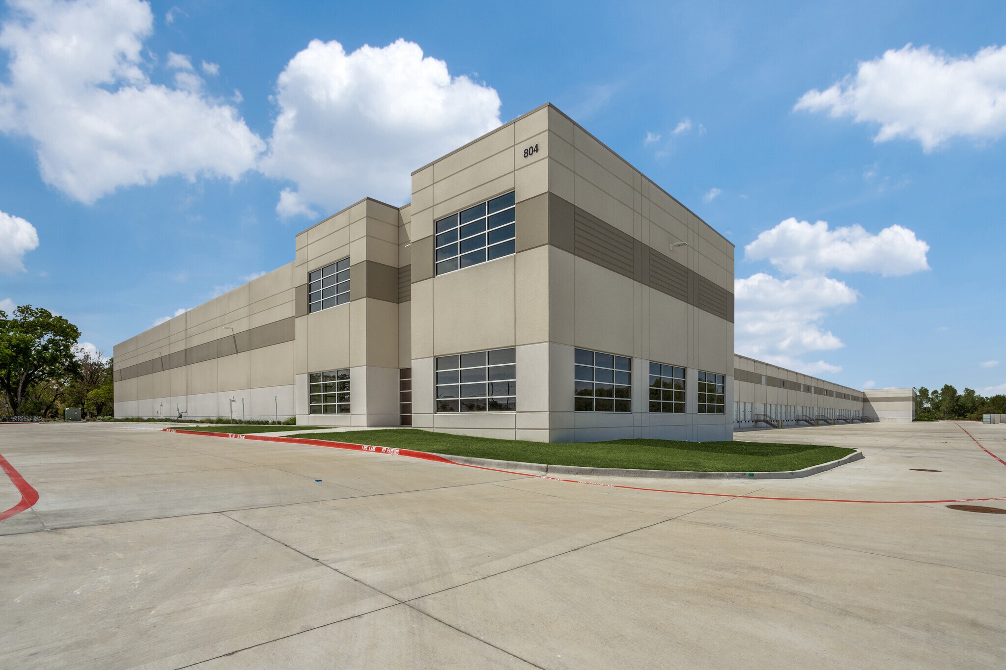 804 W Shady Grove Rd, Grand Prairie, TX à louer Photo de l’immeuble– Image 1 sur 4