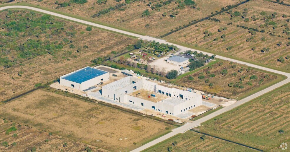 8381 Duffie Dr, Punta Gorda, FL à vendre - Photo de l’immeuble – Image 2 sur 3