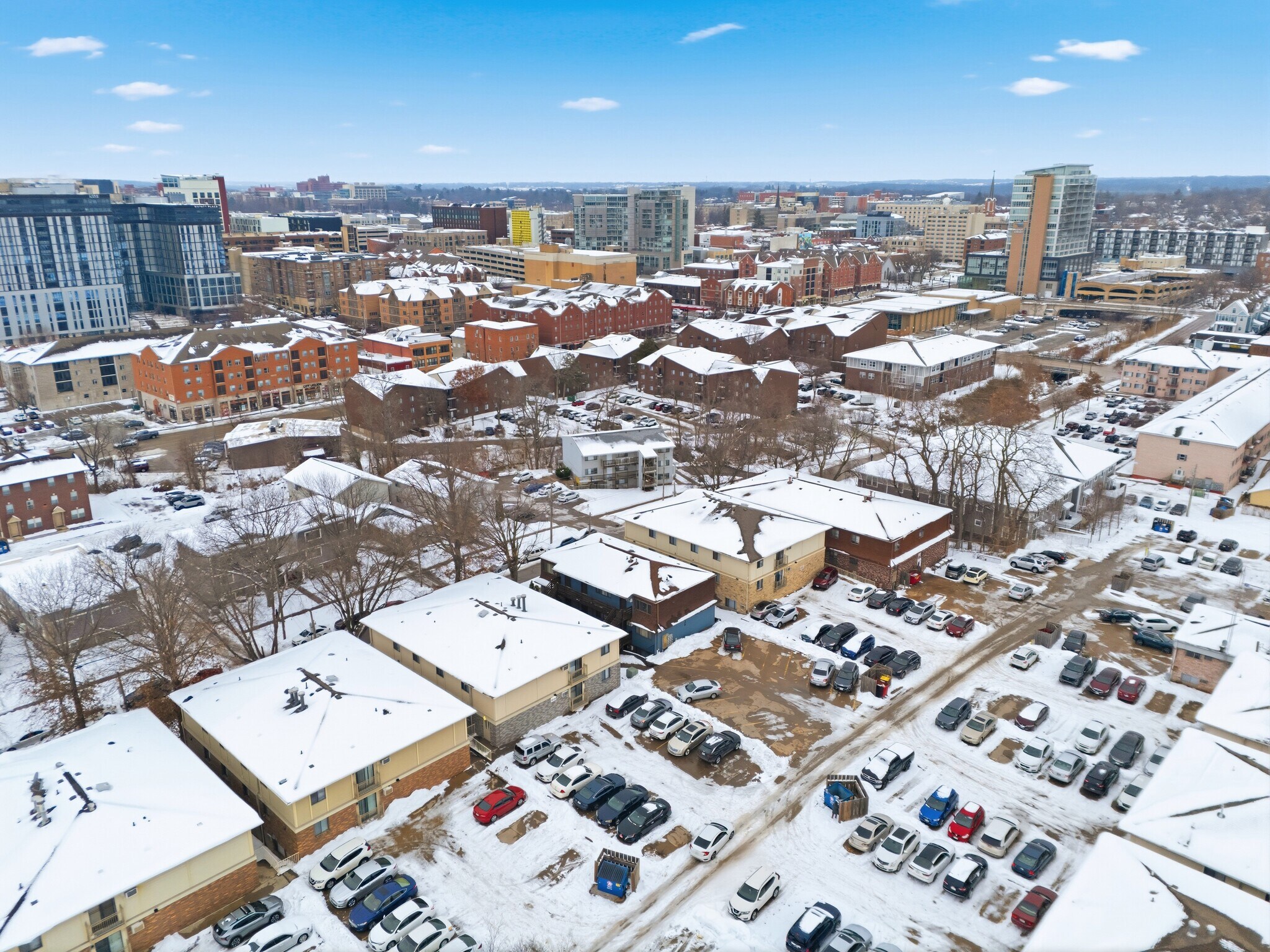 Apartments Near The University of Iowa portefeuille de 1 biens à vendre sur LoopNet.fr Photo principale– Image 1 sur 13