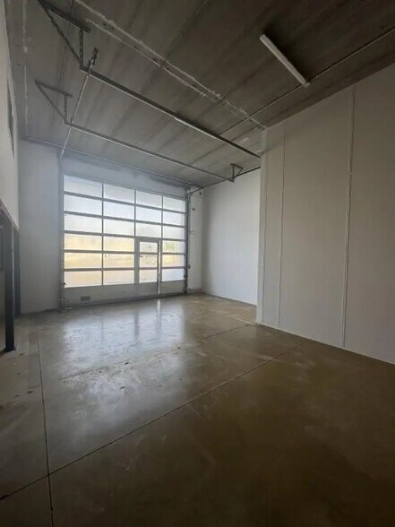 Local d’activités dans Villejust à louer - Photo de l’immeuble – Image 3 sur 4