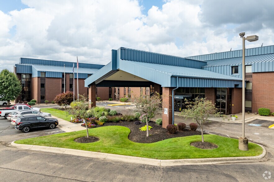 5345 Broadmoor Cir NW, Canton, OH à vendre - Photo de l’immeuble – Image 1 sur 27