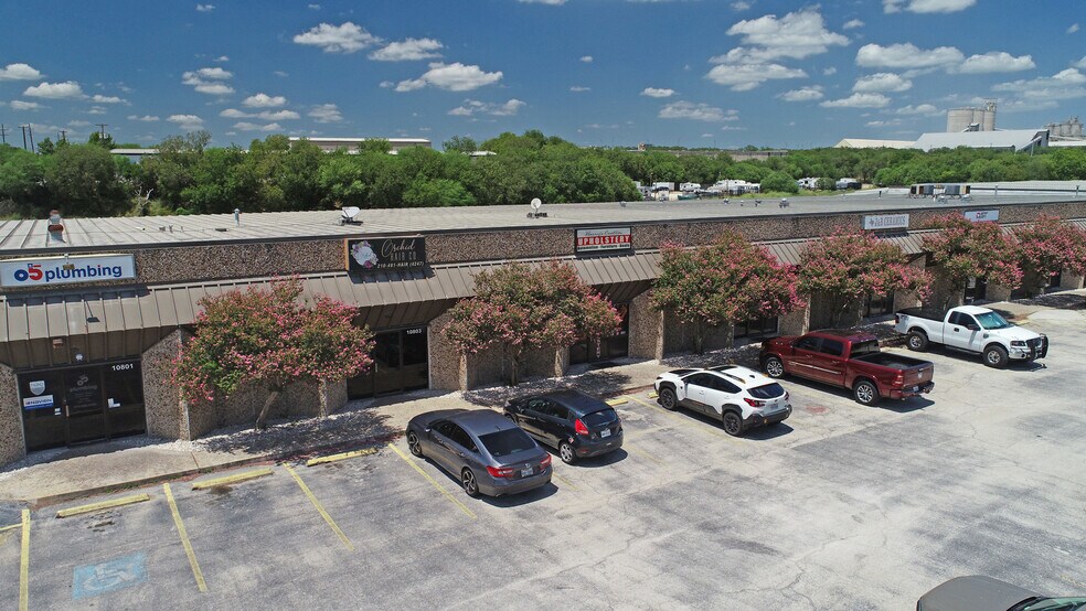 10801-10817 Nacogdoches Rd, San Antonio, TX à louer - Photo de l’immeuble – Image 3 sur 8