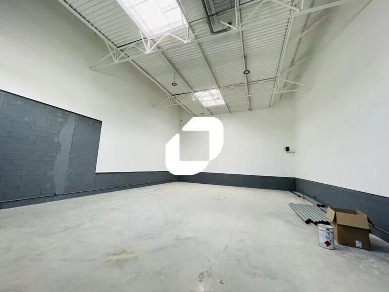 Local d’activités dans Vaux-le-Pénil à louer - Photo intérieure – Image 2 sur 4