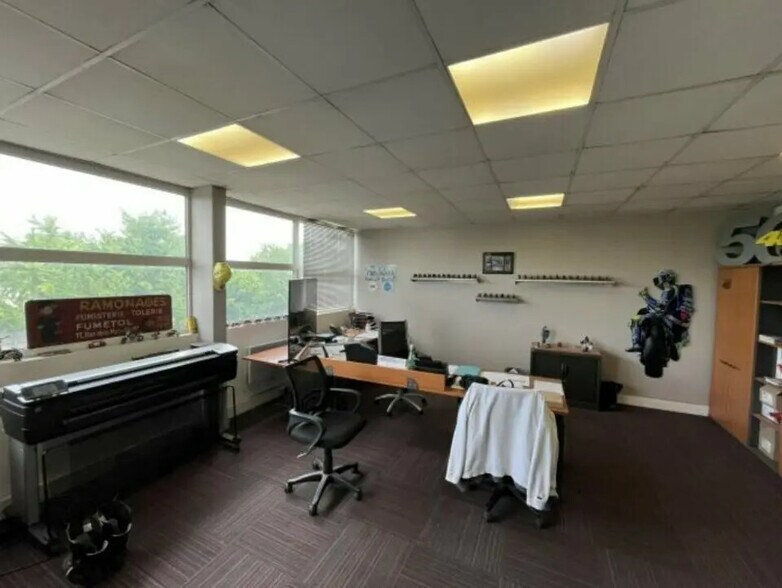 Local d’activités dans Bondy à louer - Photo de l’immeuble – Image 2 sur 8