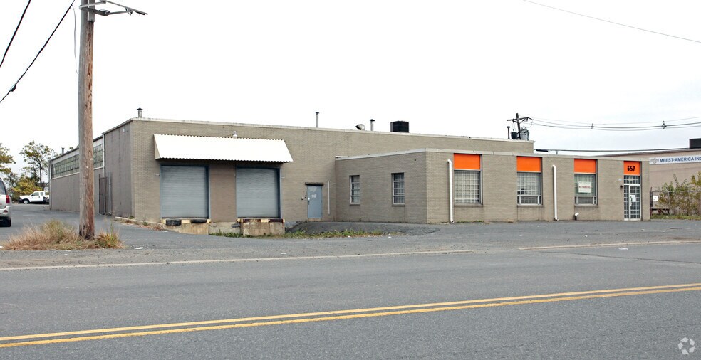 657 Dowd Ave, Elizabeth, NJ à louer - Photo de l’immeuble – Image 2 sur 4