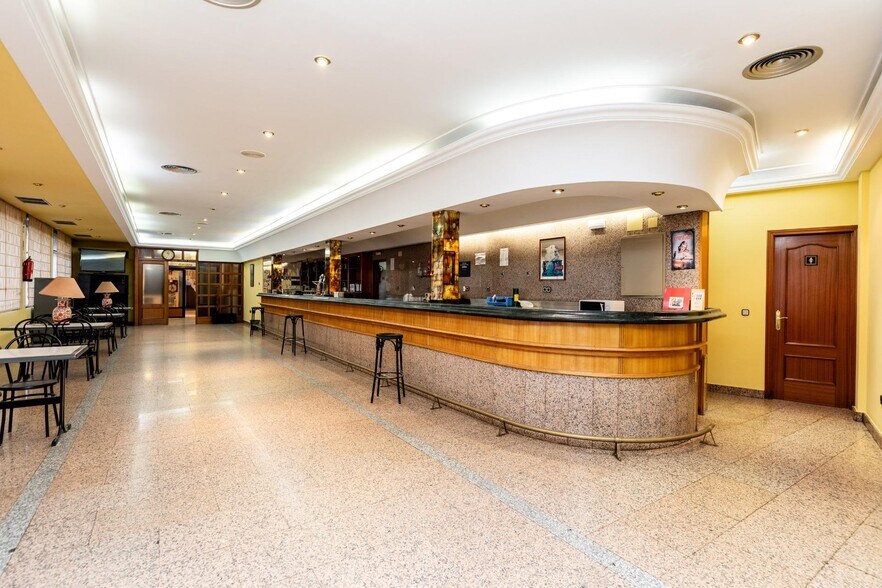 Services hôteliers dans Villalbilla, Madrid à vendre - Photo de l’immeuble – Image 3 sur 20