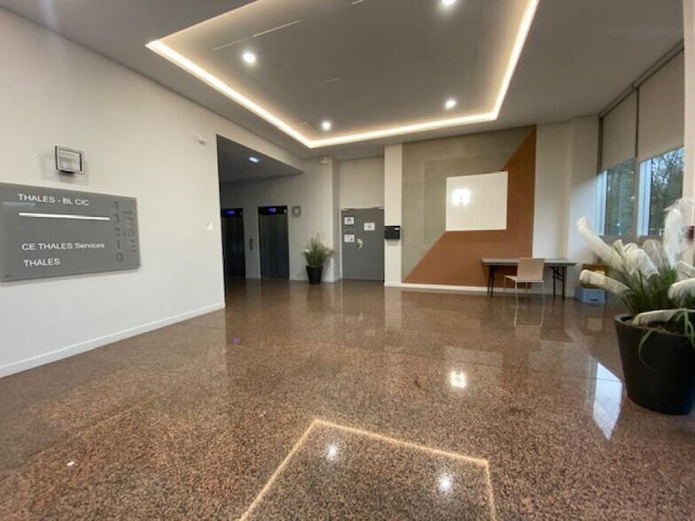 Industriel/Logistique dans Vélizy-Villacoublay à louer - Hall d’entrée – Image 3 sur 5