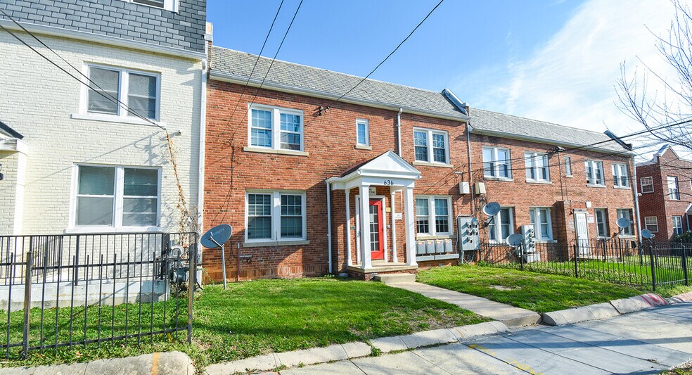 636 Girard St NE, Washington, DC à vendre - Photo de l’immeuble – Image 2 sur 6