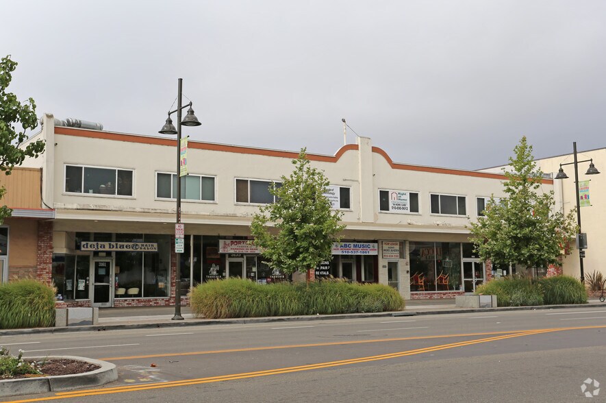 3121-3161 Castro Valley Blvd, Castro Valley, CA à louer - Photo de l’immeuble – Image 2 sur 3
