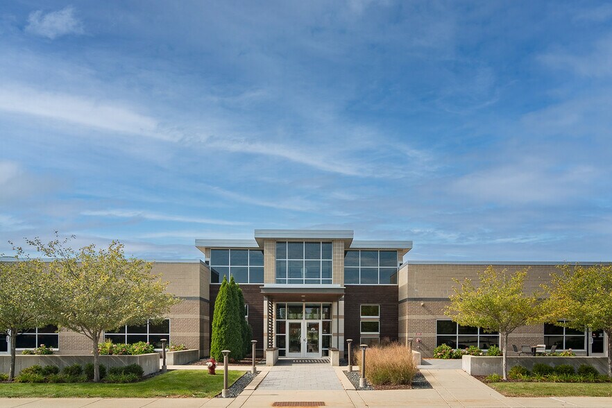8310 Excelsior Dr, Madison, WI à louer - Photo principale – Image 2 sur 33