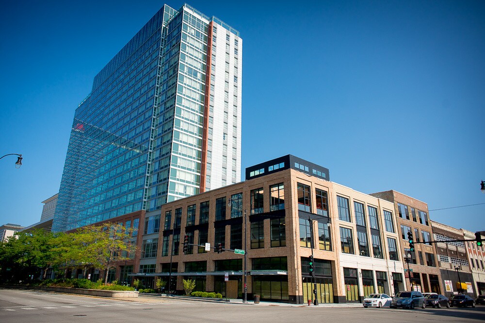 123 E Cermak Rd, Chicago, IL à louer Photo principale– Image 1 sur 6