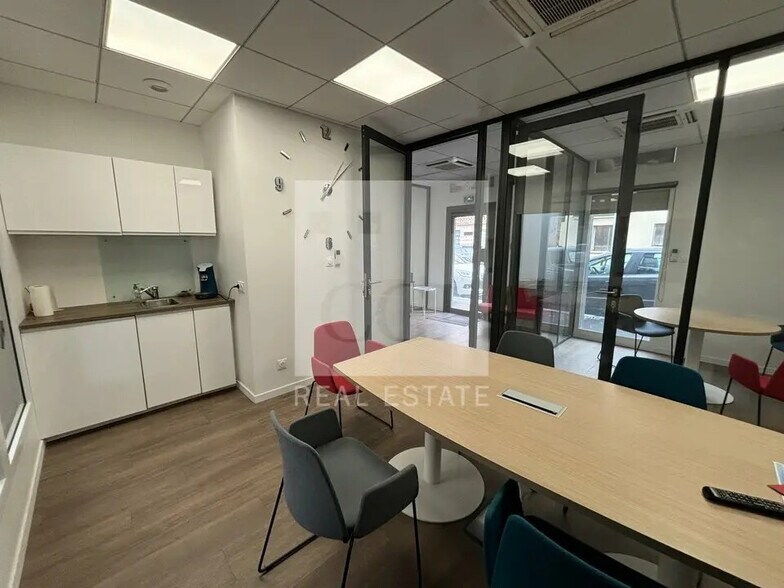 Bureau dans Bron à louer - Photo de l’immeuble – Image 2 sur 11