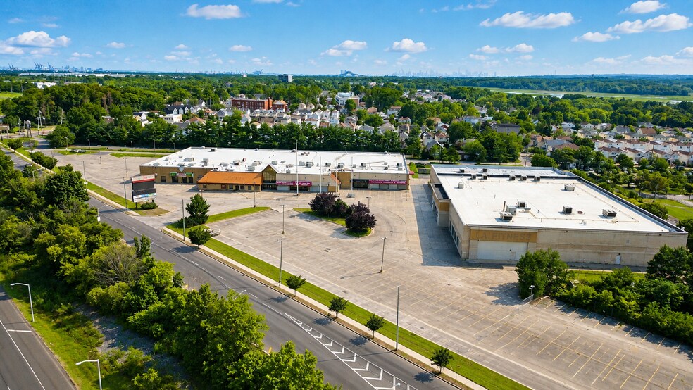SHOWPLACE CENTER portefeuille de 2 biens à vendre sur LoopNet.fr - Photo de l’immeuble – Image 1 sur 19