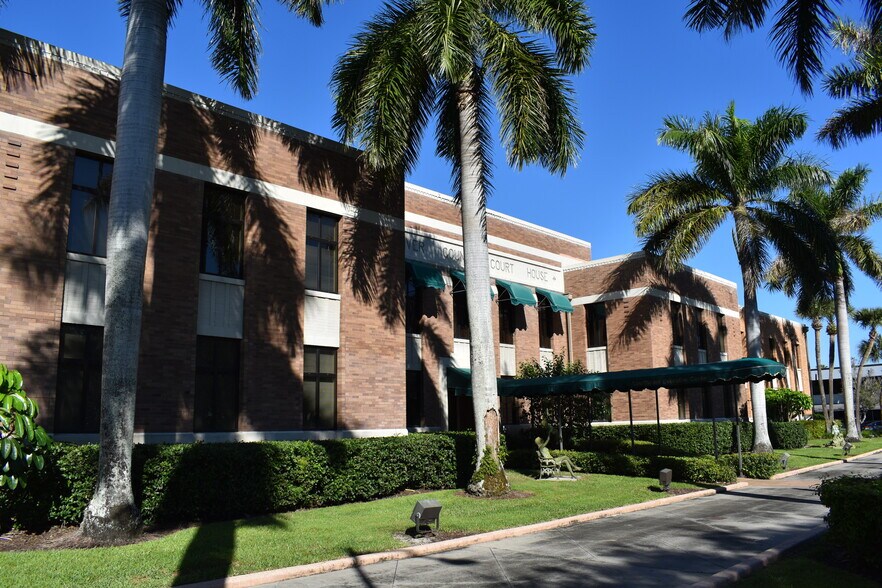 2145 14th Ave, Vero Beach, FL à louer - Photo de l’immeuble – Image 2 sur 8