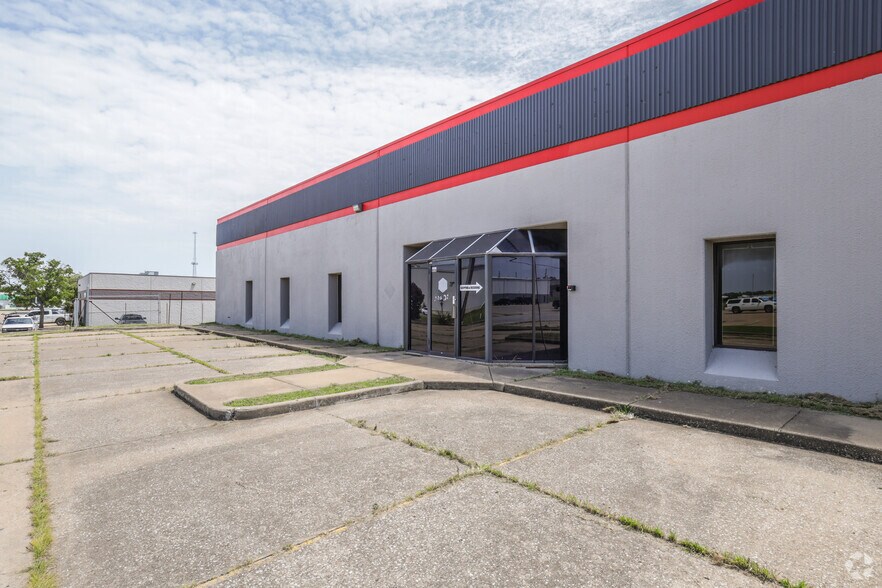5555-5563 S 104th East Ave, Tulsa, OK à louer - Photo de l’immeuble – Image 3 sur 9