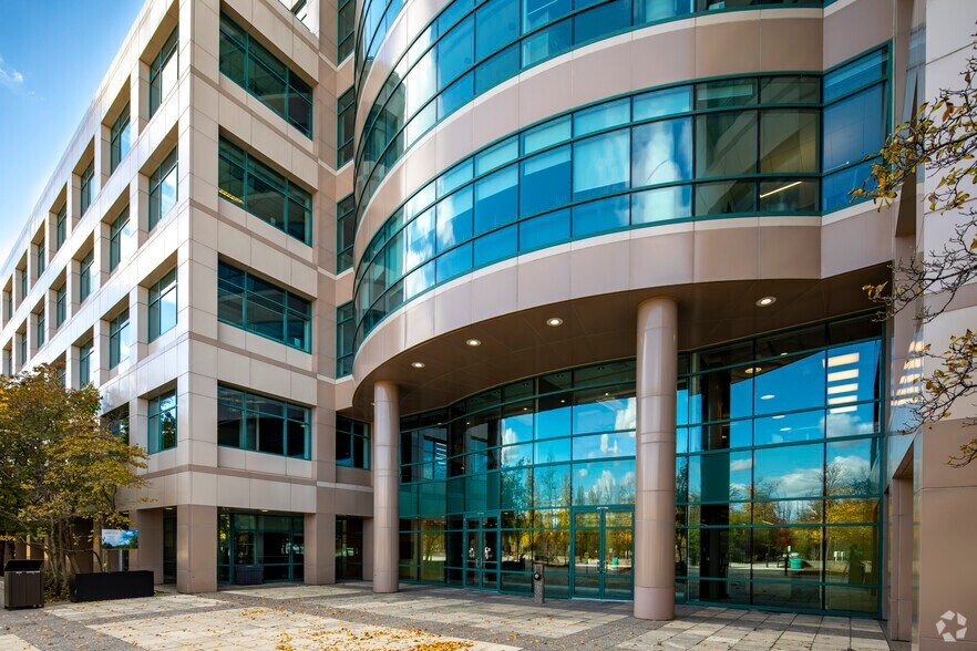5150 Spectrum Way, Mississauga, ON à louer - Photo de l’immeuble – Image 3 sur 9