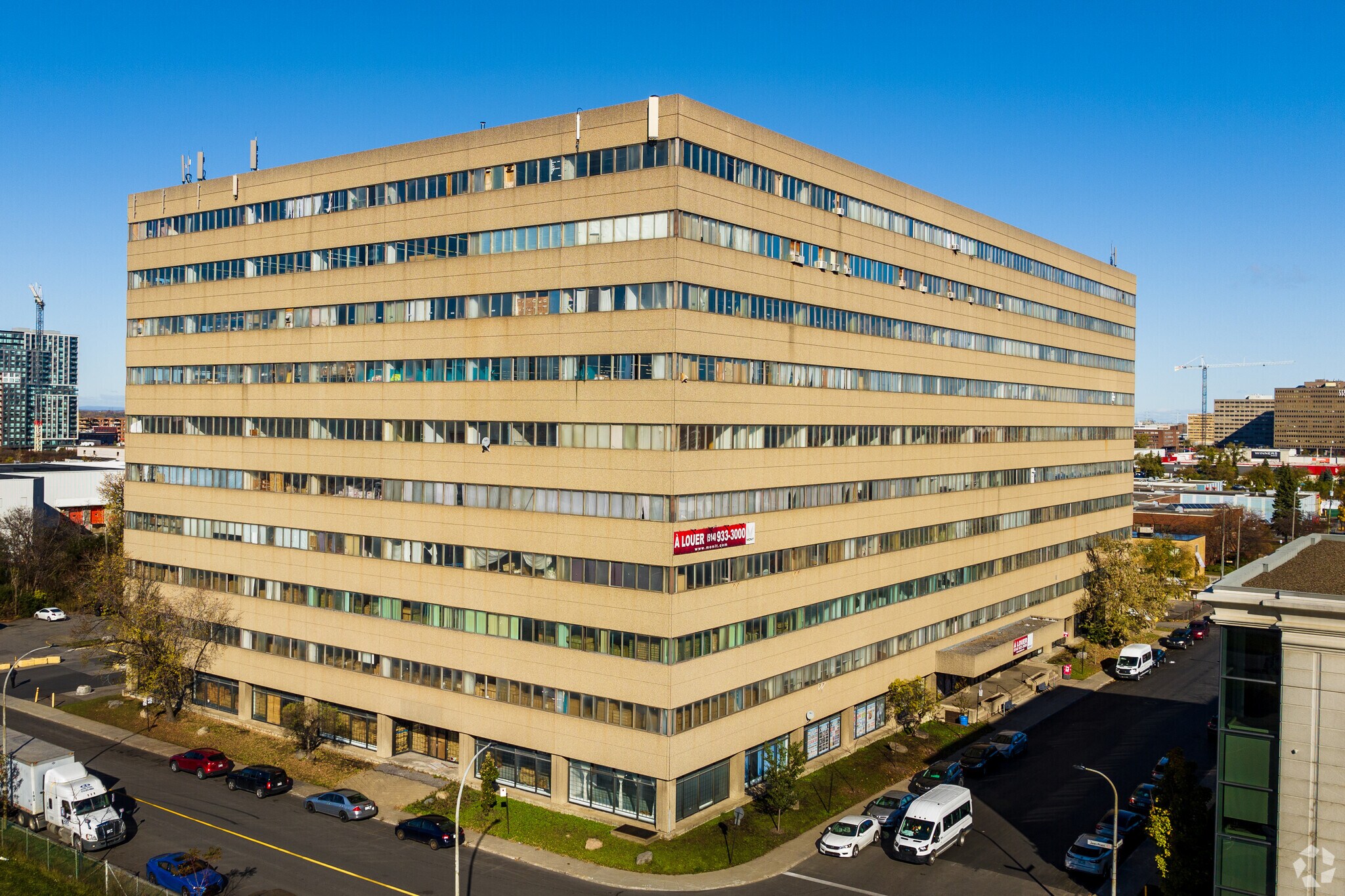 1625 Rue Chabanel O, Montréal, QC à louer Photo principale– Image 1 sur 7