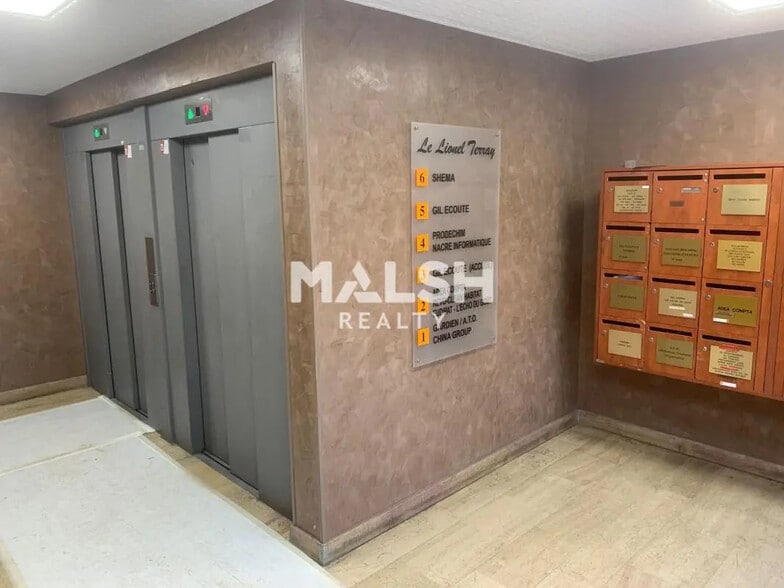 Bureau dans Bron à vendre - Hall d’entrée – Image 2 sur 9