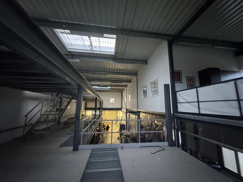 Local d'activités dans Saint-Pierre-du-Perray à vendre - Photo de l’immeuble – Image 1 sur 1