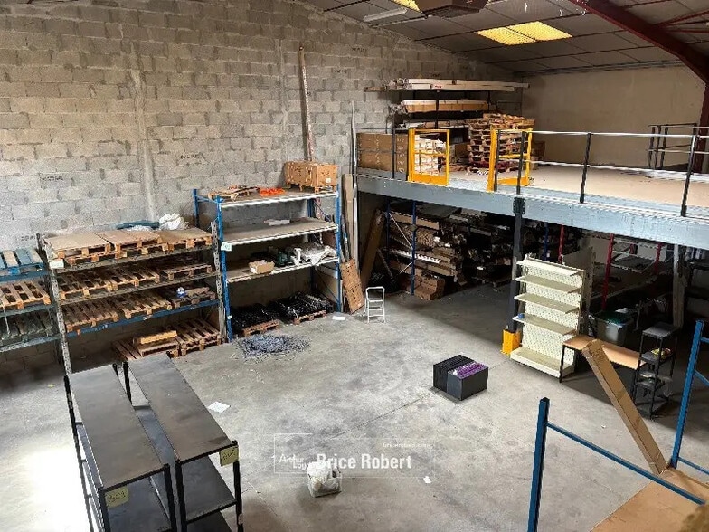 Local d’activités dans Décines-Charpieu à louer - Photo de l’immeuble – Image 3 sur 7