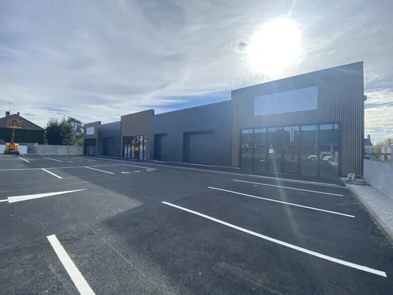 Local commercial dans Fleury-les-Aubrais à louer - Photo de l’immeuble – Image 3 sur 3