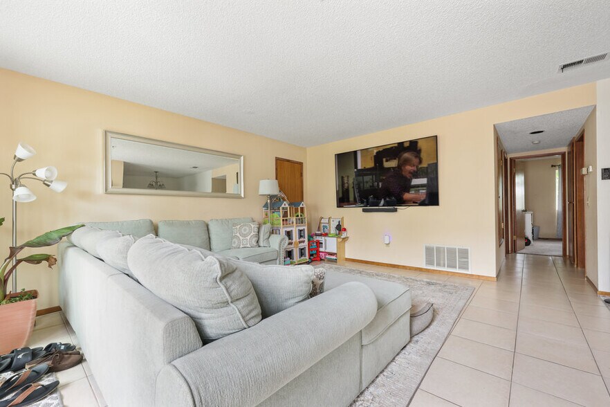 380 Plymouth Dr, Vista, CA à vendre - Photo de l’immeuble – Image 2 sur 15