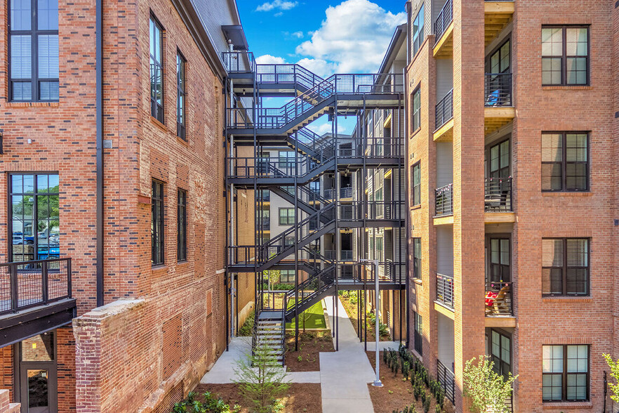96 E Catawba St, Belmont, NC à louer - Photo de l’immeuble – Image 2 sur 4