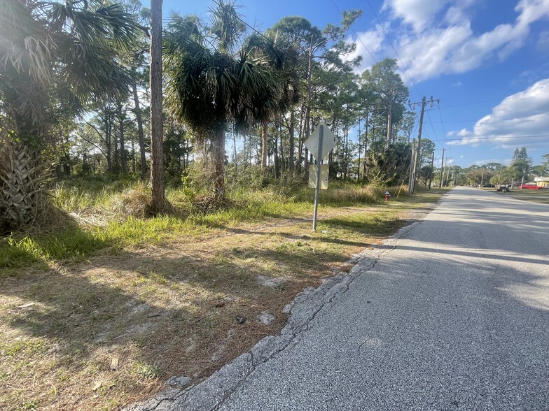 Canal Rd, Edgewater, FL à vendre - Photo de l’immeuble – Image 3 sur 6