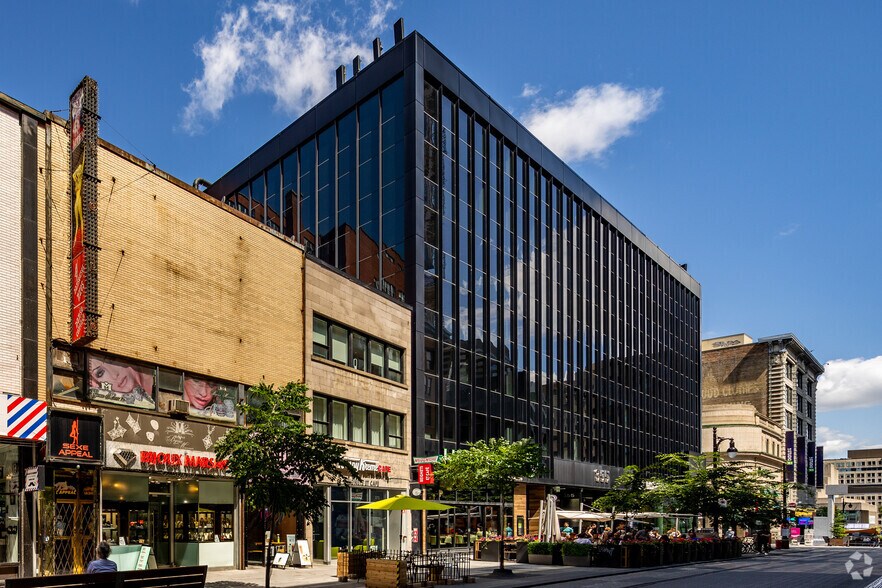 351-359 Rue Sainte-Catherine O, Montréal, QC à louer - Photo de l’immeuble – Image 2 sur 11