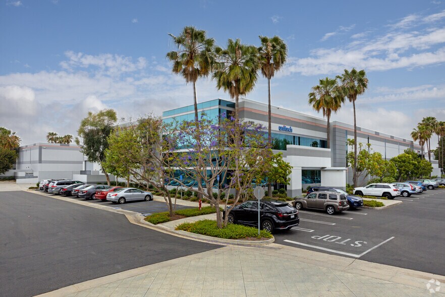 6122-6182 Katella Ave, Cypress, CA à louer - Photo principale – Image 1 sur 7