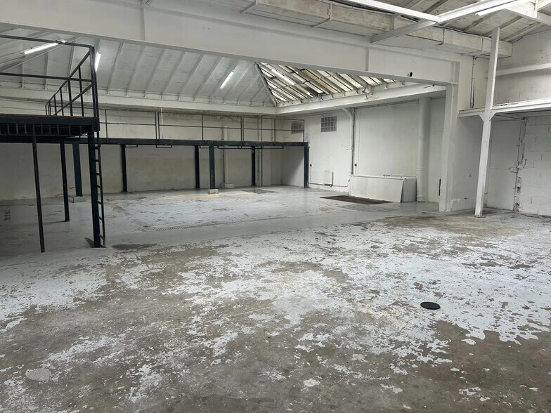 Local commercial dans Paris à louer - Photo de l’immeuble – Image 1 sur 5