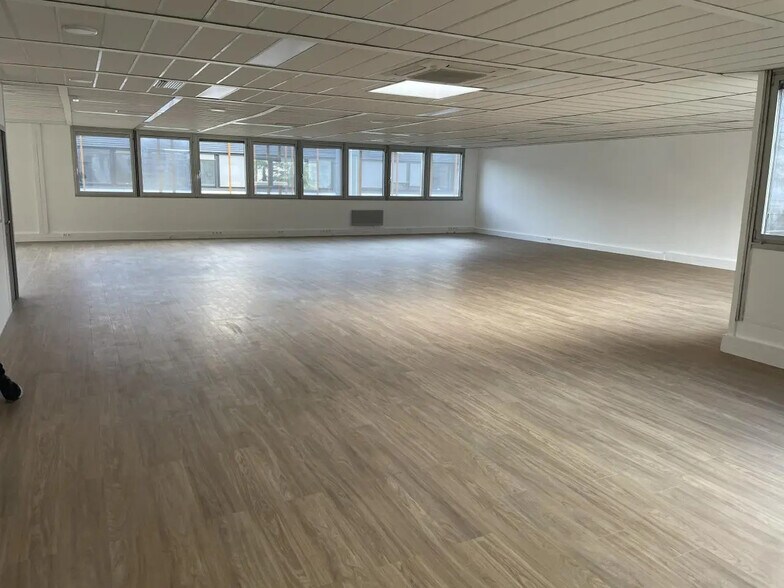 Local d’activités dans Gennevilliers à louer - Photo de l’immeuble – Image 2 sur 11