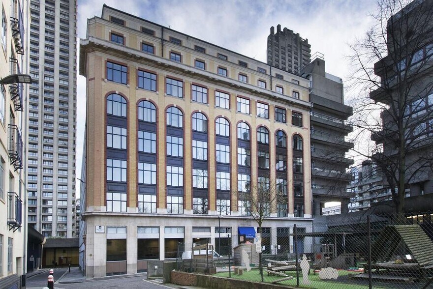 6 Bridgewater Sq, Londres à vendre - Photo de l’immeuble – Image 2 sur 36
