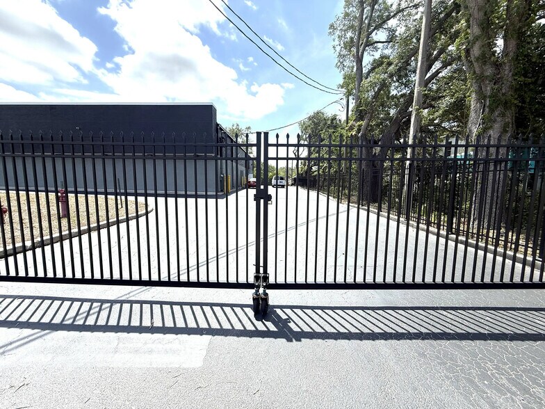 2111 E Busch Blvd, Tampa, FL à vendre - Photo de l’immeuble – Image 3 sur 14