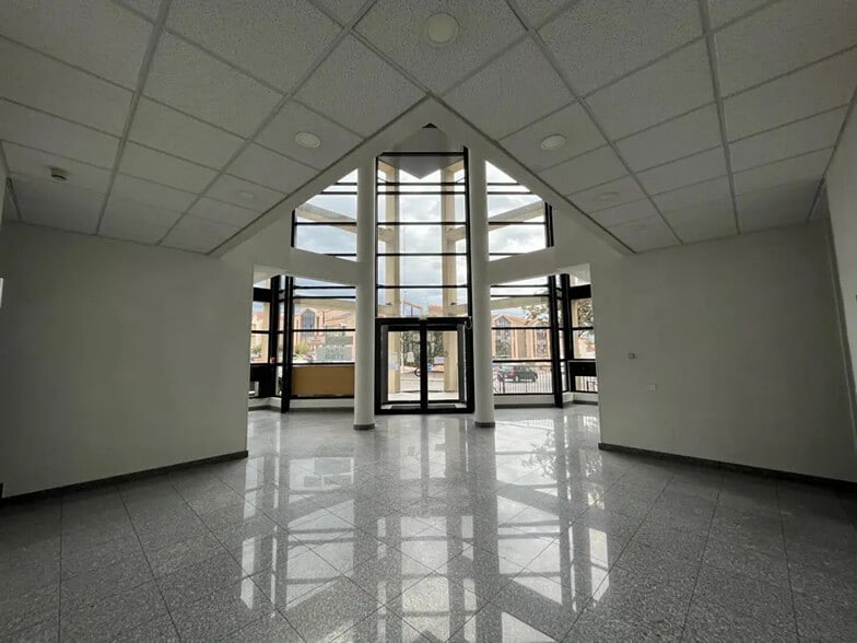 Bureau dans Roanne à louer - Hall d’entrée – Image 1 sur 5